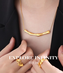 Vue détaillée du collier pendentif doré géométrique et des bagues mains enlacées uniques