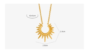 Détail du pendentif soleil doré montrant la longueur 43+5cm et la taille 2,9cm