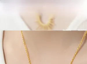 Collier à pendentif étoile dorée porté par un mannequin avec détails de chaîne