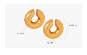 Vue détaillée des boucles d'oreilles créoles dorées épaisses montrant un diamètre de 3,0 cm