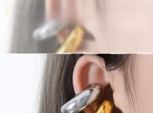 Gros plan sur les clips d'oreilles en C en acier titane poli, coloris or et argent