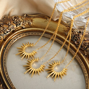 Ensemble de trois colliers dorés avec pendentifs étoile et lune en acier titane pour femme