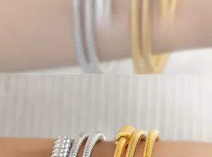 Détail de joncs minimalistes en spirale or et argent avec finition texturée fine