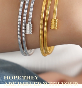 Détail macro de bracelets serpent superposés en or et argent avec embouts texturés