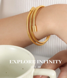 Gros plan d'un bracelet spirale doré multicouche avec une élégante texture filetée