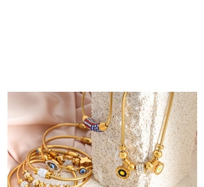 Collares de acero de titanio dorado con trébol y ojo sobre seda y piedra fina