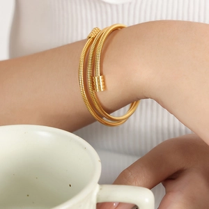 Bracelet enveloppant triple couche doré avec motif serpent élégant pour femme au style moderne