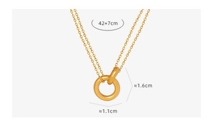 Detalle del colgante de anillos entrelazados dorados con cadena 42+7cm y dije de 1,6cm