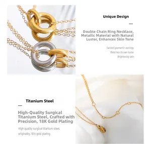 Detalle del colgante de dos anillos entrelazados de acero de titanio chapado en oro 18K