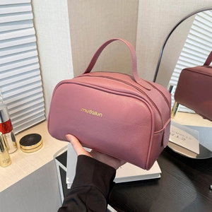 Sac à main élégant rose poudré avec grain litchi et lettrage doré pour le voyage