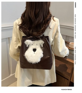 Détail du motif chien en peluche sur un grand sac cabas marron en similicuir pour femme