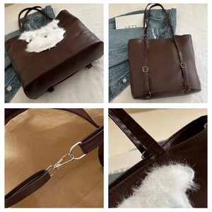 Détails du sac cabas marron avec applique en peluche blanche et boucle métallique interne