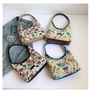Vue à plat de sacs fourre-tout à broderies florales en quatre couleurs avec cuir