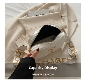 Vue intérieure du sac bandoulière blanc matelassé avec détails dorés et large sangle