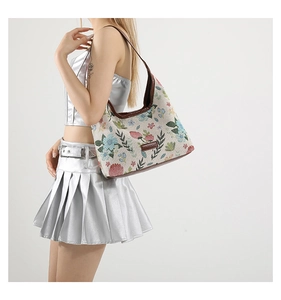Détail du tissu de tapisserie florale et garniture en cuir d'un sac hobo