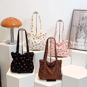 Borsa tote in velluto a coste con motivo fragola in quattro colori moda e casual
