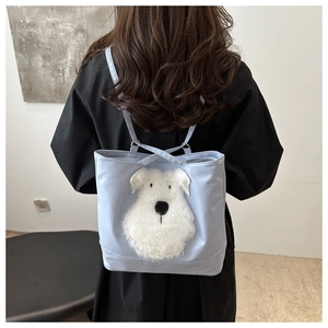 Détail du sac cabas bleu clair avec broderie de chien en peluche 3D sur tissu lisse