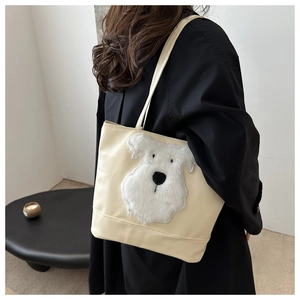 Détail d'un sac cabas crème avec une adorable broderie 3D de chien en peluche douce