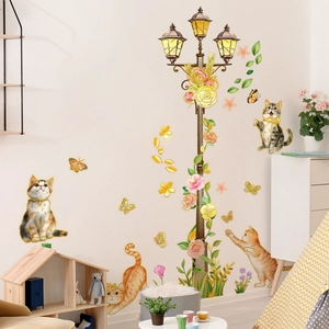Détail de stickers muraux peints à la main avec chats, lampadaires vintage et fleurs