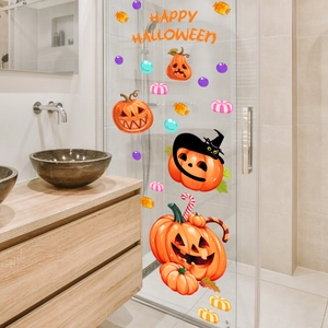Dettaglio di adesivi Halloween con zucche e caramelle sul vetro di un bagno moderno