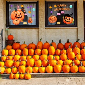 Dettaglio di adesivi per finestre di Halloween con zucche, gatti neri e motivi di caramelle
