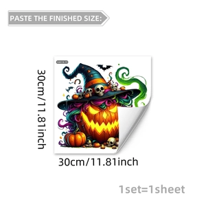 Dettaglio dell'adesivo di Halloween con zucca luminosa, cappello da strega e teschi decorativi