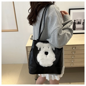 Chique zwarte schoudertas met schattig pluizig hond design, ruime lederen tas voor dames.