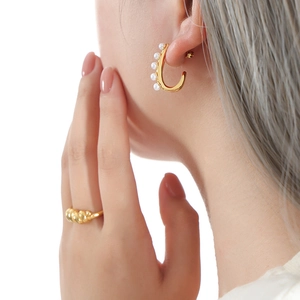 French style gold C-shape pearl earrings and twisted ring set for elegant women