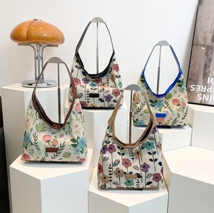 Sacs hobo à fleurs rétro en quatre couleurs sur des supports géométriques blancs