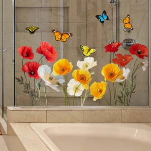 Details von Blumen- und Schmetterlingsaufklebern auf Glas über einer Badewanne