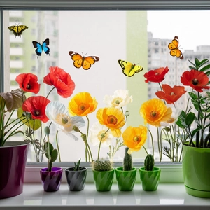 Detail von lebhaften Mohnblumen- und Schmetterling-Fensteraufklebern auf Glas
