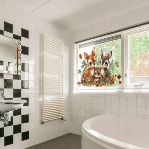 Vue détaillée des stickers cerf et champignon sur une vitre dans une salle de bain moderne