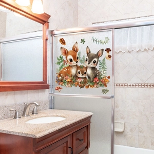 Vue détaillée de stickers électrostatiques famille cerf sur porte vitrée de douche