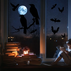 Halloween raamstickers met realistische zwarte kraaien en silhouetten van vleermuizen