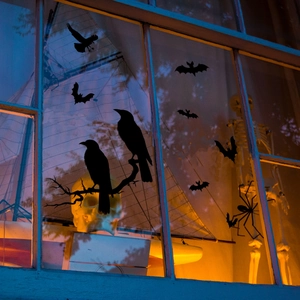Detail van zwarte Halloween-raamstickers met silhouetten van raven en vleermuizen