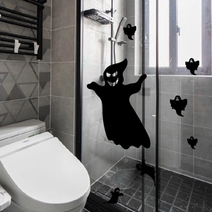Detail van zwarte spooksilhouetten op een glazen badkamerdeur voor Halloween-decoratie