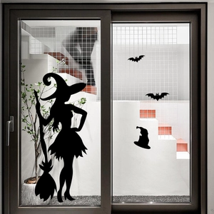 Detail van Halloween raamsticker met zwart silhouet van een heks en vleermuizen