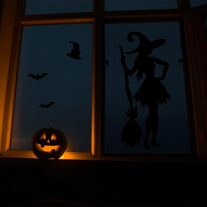 Detailweergave van zwarte Halloween raamstickers met heksen- en vleermuis silhouetten