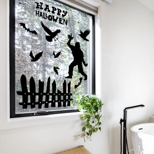 Detail van Halloween raamstickers met zwarte silhouetten van vleermuizen op glasoppervlak