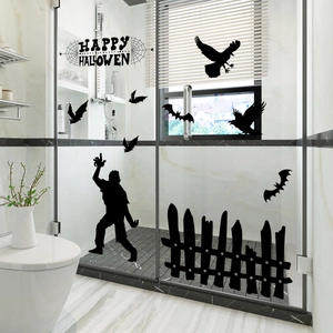 Detail van Halloween raamstickers met zwarte silhouetten van zombies en vleermuizen op glas