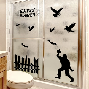 Detail van zwarte Halloween raamstickers met vleermuis silhouetten en omheiningen