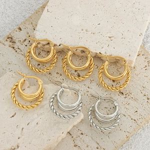 Boucles d'oreilles créoles en acier titane plaqué or 18 carats et argent avec torsade