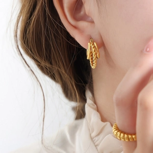 Boucles d'oreilles créoles torsadées triple couche dorées et bague texturée pour femme