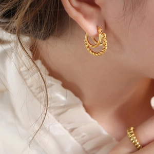 Boucles d'oreilles créoles torsadées bohèmes dorées et ensemble de bagues assorties