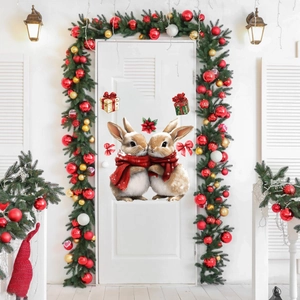Dettaglio di adesivi natalizi con conigli su porta bianca con decori festivi