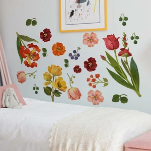 Détail de stickers muraux fleurs à l'aquarelle dans une chambre à coucher chaleureuse