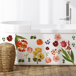 Détails de stickers muraux fleurs peintes à la main sur une surface de baignoire
