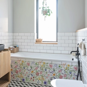 Détail d'autocollants floraux imperméables appliqués sur un mur de salle de bain
