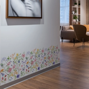Vue détaillée de stickers muraux fleurs à l'aquarelle sur des murs blancs de salon