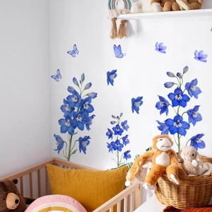 Stickers muraux détaillés de fleurs de delphinium bleu et papillons pour chambre d'enfant